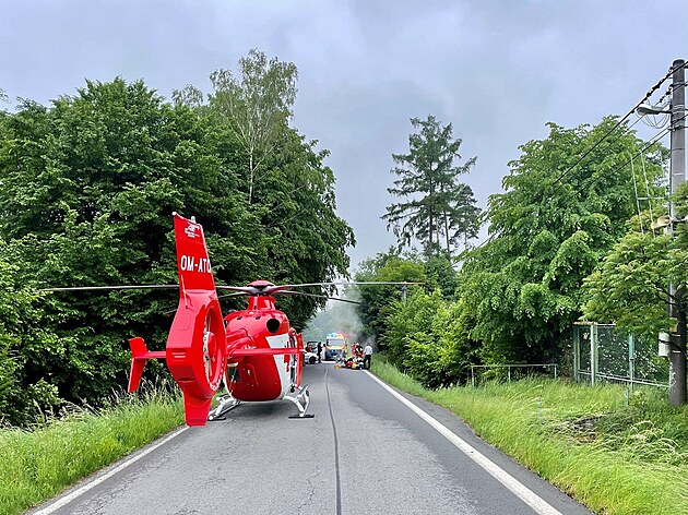 Záchranáský vrtulník musel hned k nkolika nehodám motorká. (4. ervna 2022)