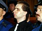 Policisté pivádjí do soudní sín Oto Biedermana z Tlustovous na Kolínsku,...