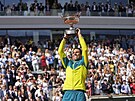 Radost. Rafael Nadal s trofejí pro vítze Roland Garros.
