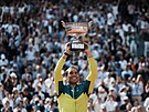 trnácté vítzství na Roland Garros. Antukový král Rafael Nadal se svou...