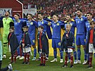 Fotbalisté Ukrajiny zpívají hymnu ped baráovým utkáním o mistrovství svta...