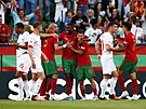 Portugaltí fotbalisté oslavují gól proti výcarsku.