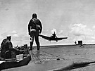 Palubní stemhlavý bombardér SBD Dauntless pistává na letadlové lodi Hornet...