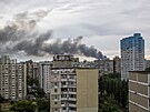 Po výbuích byl v Kyjev vidt stoupající dým. (5. ervna 2022)