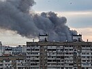 Po výbuích byl v Kyjev vidt stoupající dým. (5. ervna 2022)