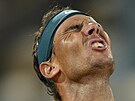 panlský tenista Rafael Nadal si vyítá nepovedený úder ve tvrtfinále Roland...