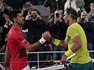 panlský tenista Rafael Nadal si po tvrtfinále Roland Garros podává ruku s...