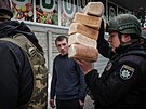 Policisté rozváejí bochníky chleba pro obyvatele, kteí pobývají ve východním...