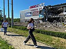 Pohled ukazuje supermarket v nákupním stedisku pokozeném ruským raketovým...