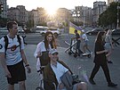 Lidé pi západu slunce na námstí Nezávislosti v centru Kyjeva (8. ervna 2022)
