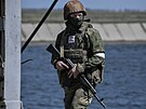 Ruský voják stojí u Severokrymského kanálu, který je dleitým zdrojem vody pro...