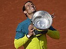�pan�l Rafael Nadal pózuje s trofejí pro �ampiona Roland Garros.