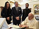 Pape Frantiek pijal eského premiéra Petra Fialu ve Vatikánu (9. ervna 2022)