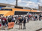 Souprava TGV na praské Hlavní nádraí pilákala stovky fanouk eleznice,...
