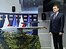 Polský ministr obrany Mariusz Blaszczak pedstavuje dron polské výroby, který...