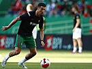 Portugalský kapitán Cristiano Ronaldo se rozcviuje ped zápasem Ligy národ...