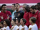 Portugalský kapitán Cristiano Ronaldo hecuje spoluhráe ped výkopem duelu Ligy...