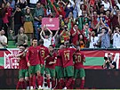 Gólová radost portugalských fotbalist, kteí se v závru prvního poloasu...