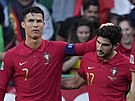 Portugalská radost. Kapitán Cristiano Ronaldo chválí stelce druhé branky proti...