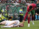 Cristiano Ronaldo se omlouvá Václavu Jemelkovi za ostrý faul. Portugalský...