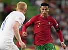 Portugalský kapitán Cristiano Ronaldo postupuje do eské defenzivy.