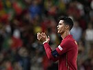 Portugalský kapitán Cristiano Ronaldo po utkání s eskem tleská fanoukm.