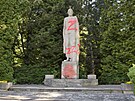 Neznm vandal sochu sovtskho vojka v Jaromi posprejoval v noci z 18. na...