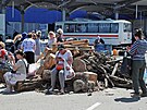 Lidé shromadní na míst distribuce humanitární pomoci  Mariupolu (30. kvtna...