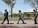 Písluníci proruských jednotek ve mst Popasna v Luhanské oblasti na Ukrajin...