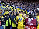 Ukrajintí  fotbalisté se radují s fanouky bhem semifinále baráe o MS 2022,...