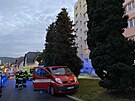 Ve Skelné ulici v Jablonci nad Nisou zasahují hasii, policie a záchranái. (7....