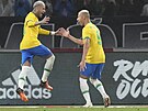 Brazilský fotbalista Neymar se raduje se spoluhráem Richarlisonem z gólu v...