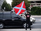 Proruský separatista drí vlajku Novoruska u demonstrace za jeho podporu, která...