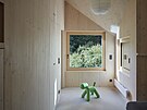 Interiér obklopený smrkovým devem je moderní, prostorný, propracovaný do...