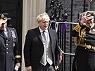 Britský premiér Boris Johnson pi odchodu na oslavy platinového výroí vlády...
