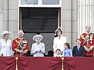 Královna Albta II. s rodinou na balkonu Buckinghamského paláce (Londýn, 2....