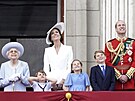 Královna Albta II., vévodkyn Kate, princ William a jejich dti princ Louis,...