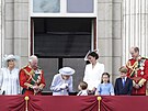 Vévodkyn Camilla, princ Charles, královna Albta II., princ Louis, vévodkyn...