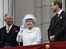 Princ Charles, královna Albta II. a princ William (Londýn, 5. ervna 2012)