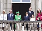 Vévodkyn Camilla, princ Charles, královna Albta II., princ George, princ...
