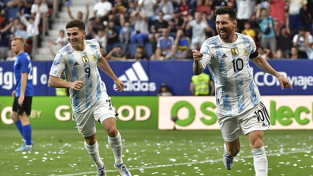 Lionel Messi (vpravo) se trefil do sít� Estonc�.