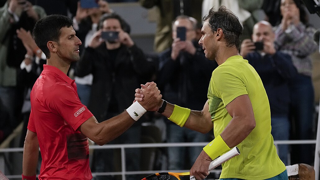 panlský tenista Rafael Nadal si po tvrtfinále Roland Garros podává ruku s...