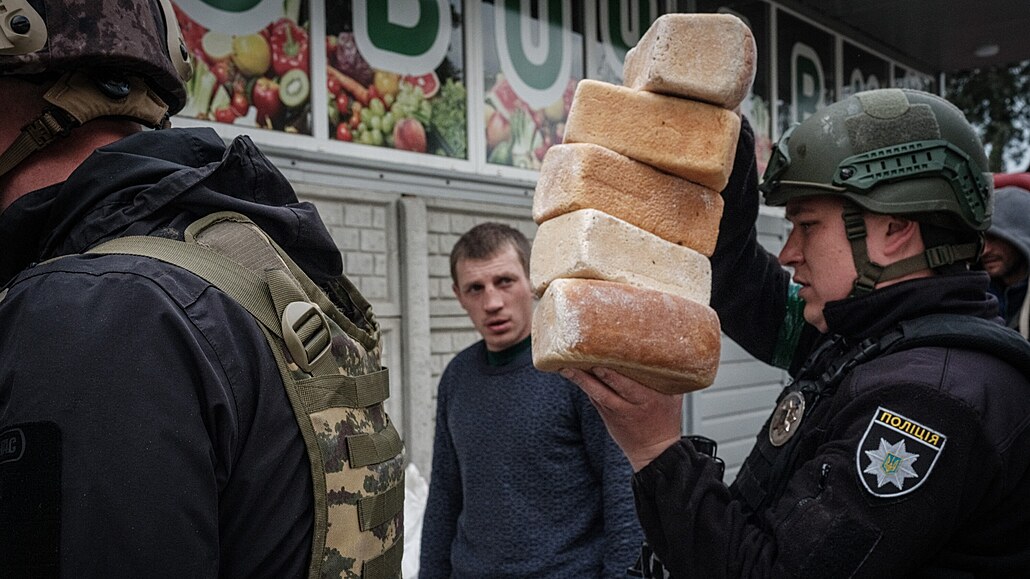 Policisté rozváejí bochníky chleba pro obyvatele, kteí pobývají ve východním...