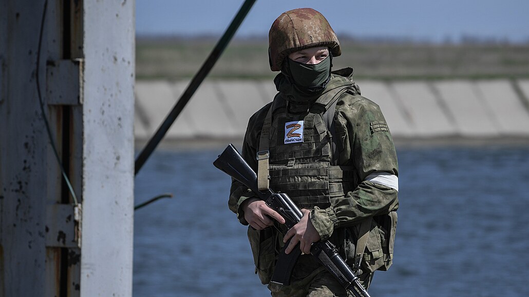 Ruský voják stojí u Severokrymského kanálu, který je d�le�itým zdrojem vody pro...