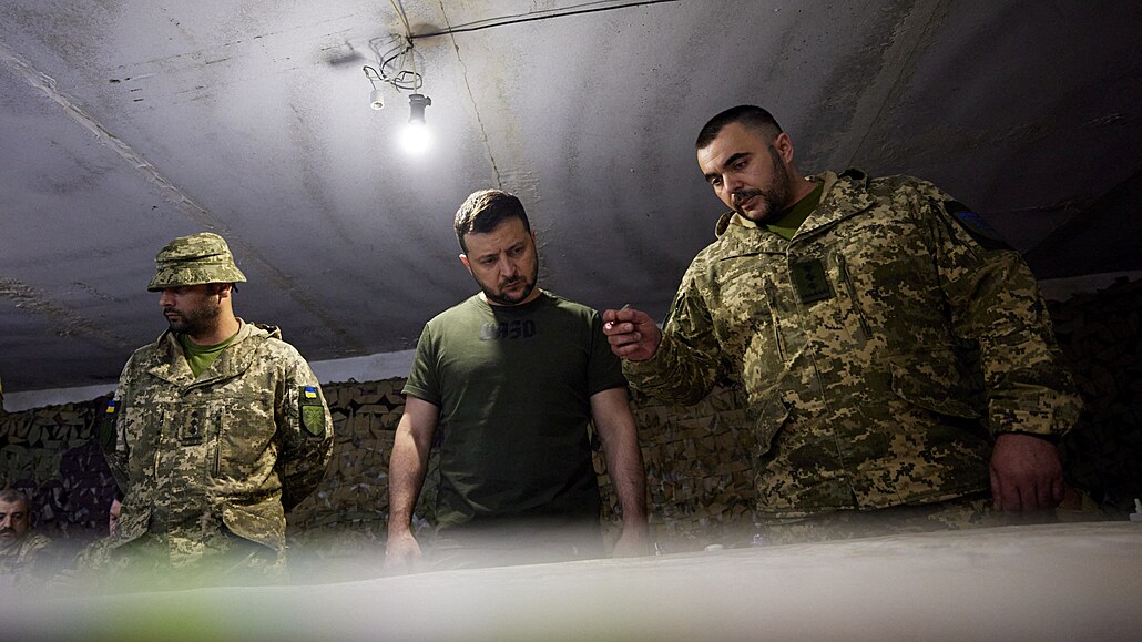 Ukrajinský prezident Volodymyr Zelenskyj navštívil vojáky na východní doněcké...
