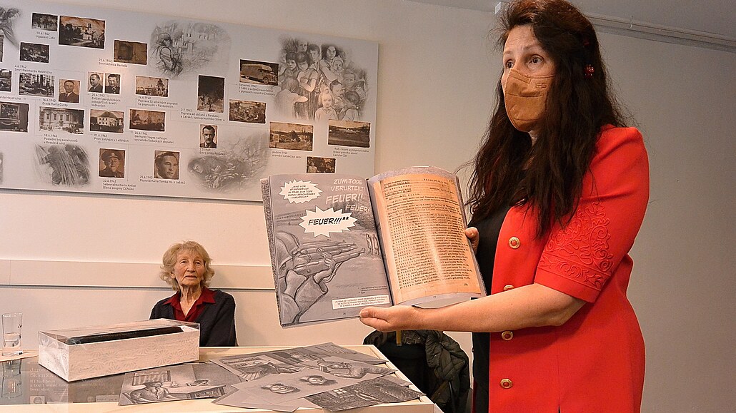 Jarmila Dole�alová mlad�í spolu s maminkou p�edstavila tém�� dokon�ený komiks...