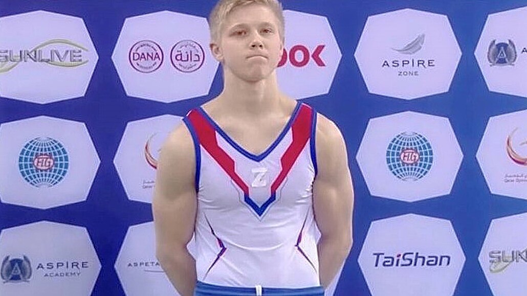 Ruský gymnasta Ivan Kuljak s písmenem Z na dresu.