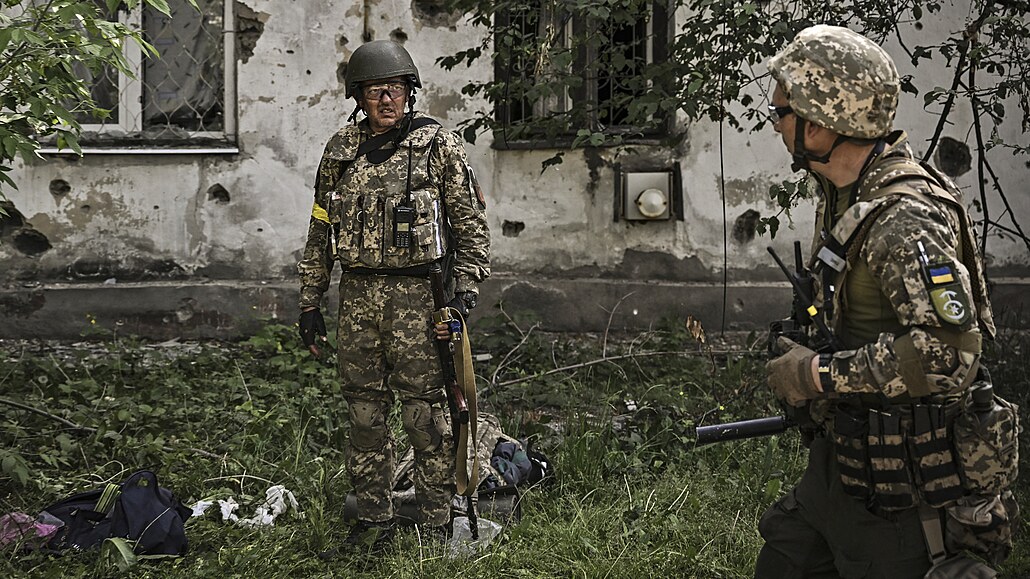 Ukrajintí vojáci ve mst Lysyansk na severu Donbasu (30. kvtna 2022)