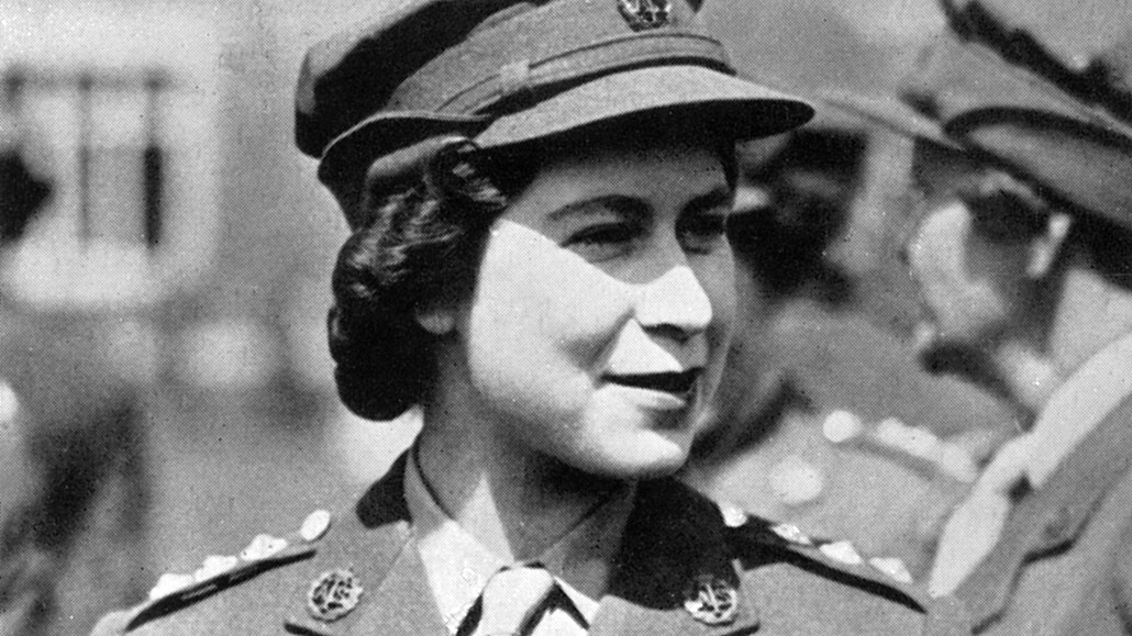Ke konci druhé světové války se princezna Alžběta připojila k Ženským pomocným...