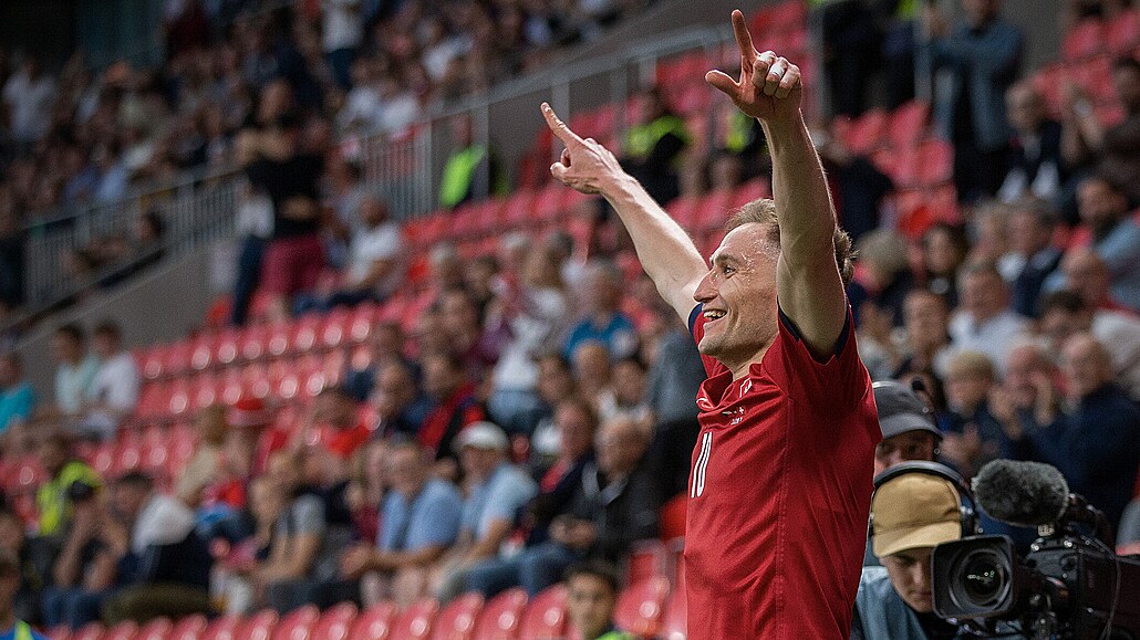 eský útoník Jan Kuchta slaví gól v utkání Ligy národ proti výcarsku.